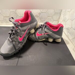 2011 Womens Sz 11 Nike Shox Roadster Sneaker Grey/Pink Flash Running Shoes